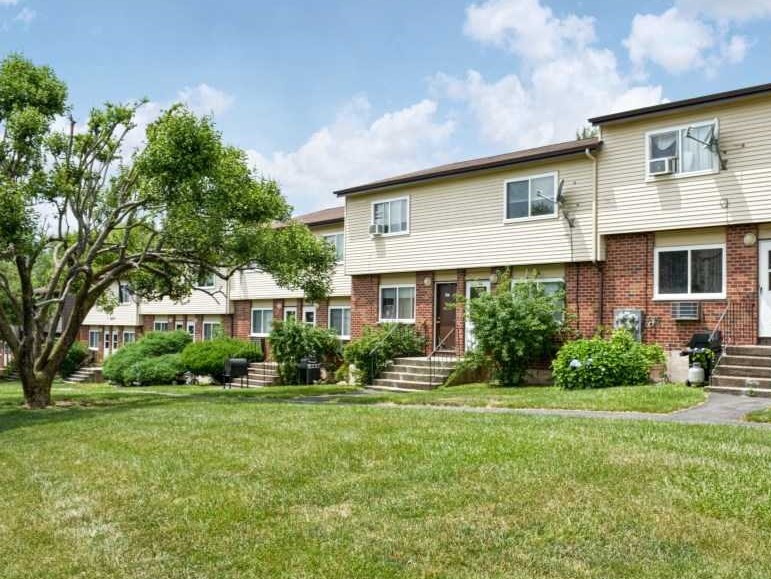 Saybrook Apartments in Middletown, CT - Building Photo