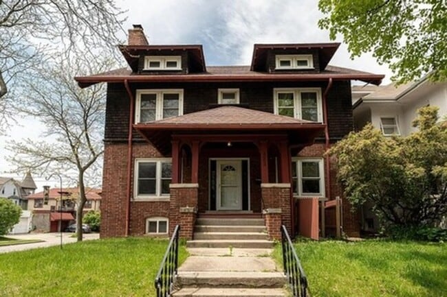 3003 N Farwell Ave in Milwaukee, WI - Building Photo - Building Photo
