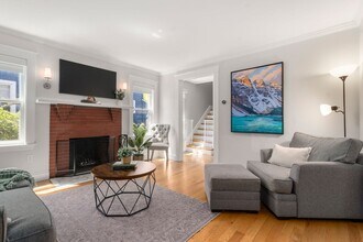 135 Rowe St in Newton, MA - Foto de edificio - Building Photo
