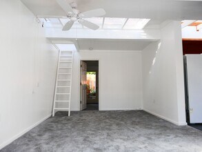6456 Surfside Way in Malibu, CA - Foto de edificio - Building Photo