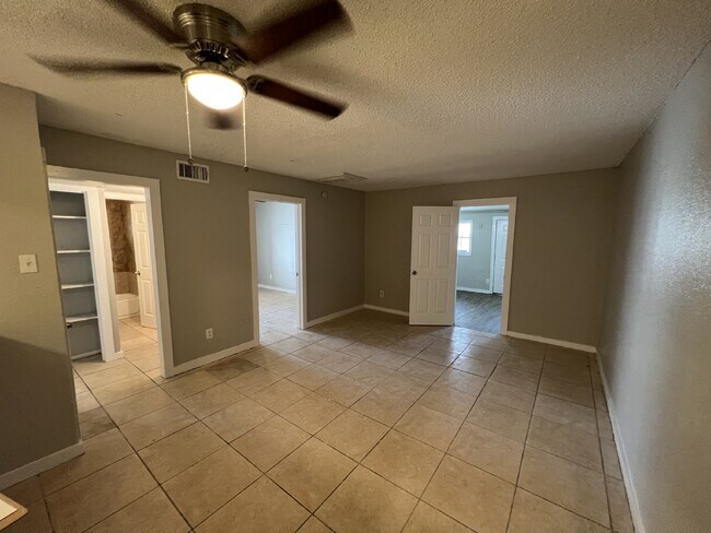 153 E Baylor St-Unit -3 in San Antonio, TX - Building Photo - Building Photo