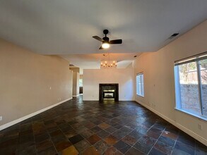 1217 Echo Ct in Paso Robles, CA - Foto de edificio - Building Photo