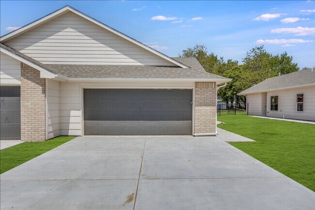 1751 S Limuel Cir in Wichita, KS - Building Photo - Building Photo