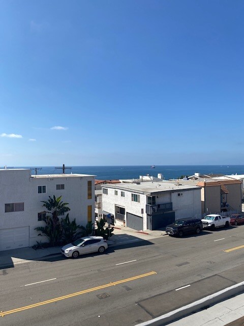 4306 Highland Ave, Unit Upper in Manhattan Beach, CA - Building Photo
