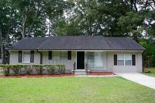 504 Pinecrest Dr in Riverdale, GA - Building Photo