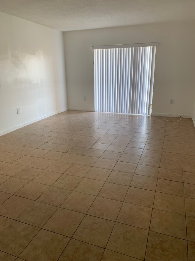 6130 W 19th Ave, Unit 207 in Hialeah, FL - Building Photo - Building Photo