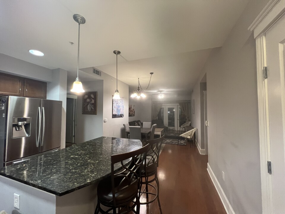 222 Glenwood Ave in Raleigh, NC - Building Photo