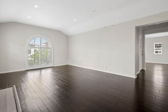 7930 W 4th St, Unit 7930 in Los Angeles, CA - Foto de edificio - Building Photo