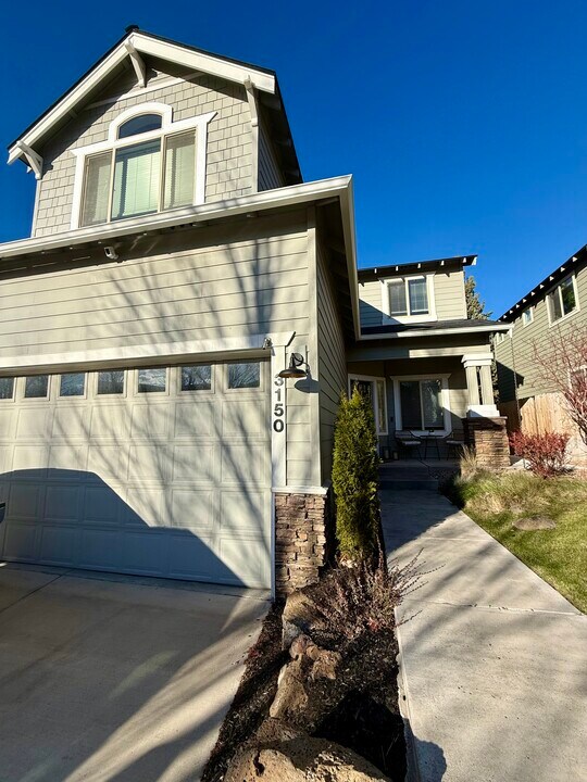 3150 NE Angela Ave in Bend, OR - Foto de edificio