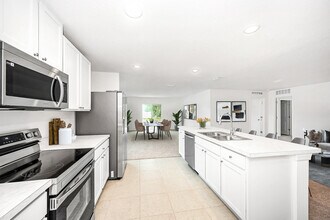 979 Sanger St in Palm Bay, FL - Building Photo - Building Photo