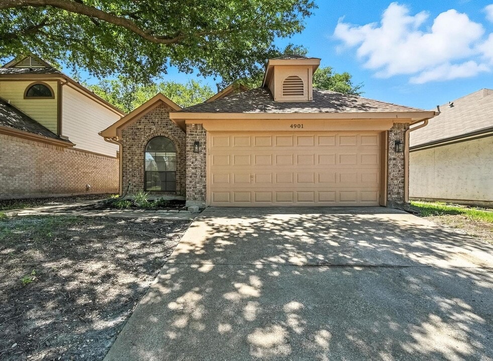 4901 Tree Top Ln in Garland, TX - Building Photo
