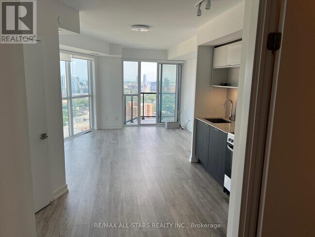 159 Wellesley St E in Toronto, ON - Building Photo - Building Photo