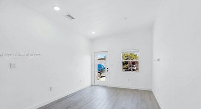 409 NW 4th Ave, Unit B in Hallandale Beach, FL - Foto de edificio - Building Photo