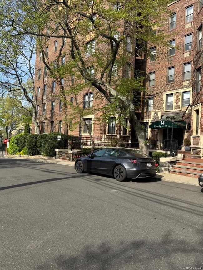 2 Spruce St in Great Neck, NY - Building Photo - Building Photo