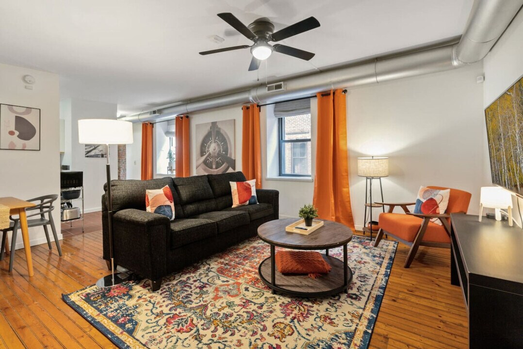 221 Vine St in Philadelphia, PA - Building Photo