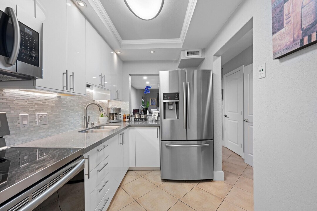 8010 SW 152nd Ave in Miami, FL - Building Photo