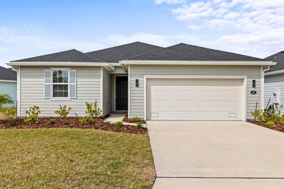 85 Las Casitas Blvd in Palm Coast, FL - Foto de edificio