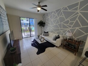 8286 NW 48th St, Unit A3M in Doral, FL - Building Photo - Building Photo