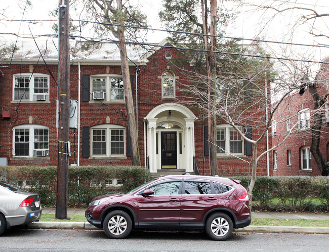 2514 41st St NW in Washington, DC - Foto de edificio - Building Photo