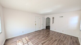 5825 Sunshine Dr, Unit Unit 1E in St. Louis, MO - Building Photo
