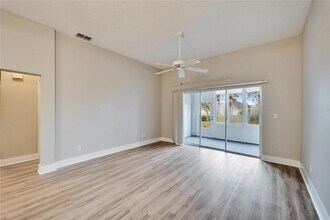 1032 Radison Ave, Unit 2 in Sun City Center, FL - Foto de edificio - Building Photo