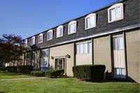 Bloomfield Apartments in Columbus, IN - Foto de edificio - Building Photo