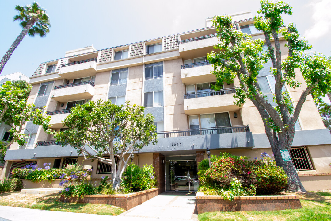 Castle Heights in Los Angeles, CA - Building Photo