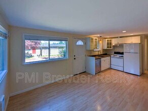 525 Madison St in Everett, WA - Building Photo - Building Photo