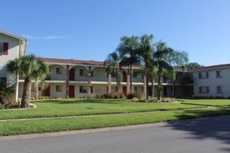 Queen Anne Apartments in St. Petersburg, FL - Building Photo - Building Photo