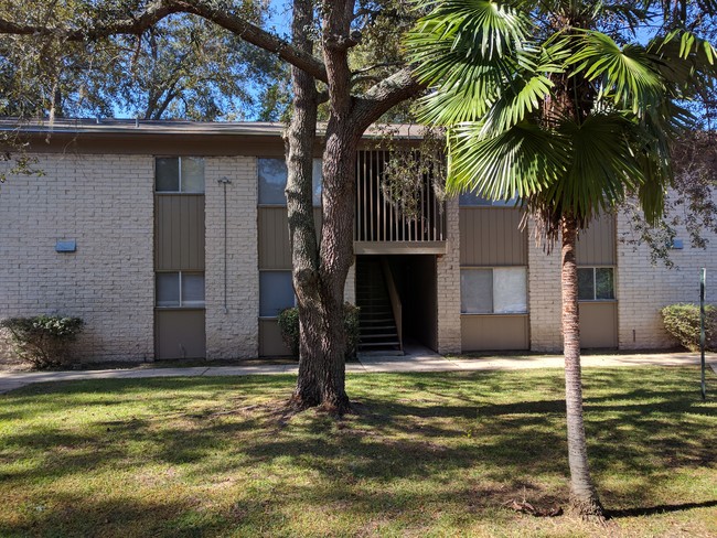 Inverness Apartments in Tallahassee, FL - Building Photo - Building Photo