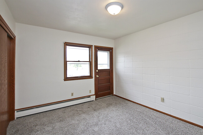 105 2nd ave sw, Unit 4 in Hutchinson, MN - Foto de edificio - Building Photo