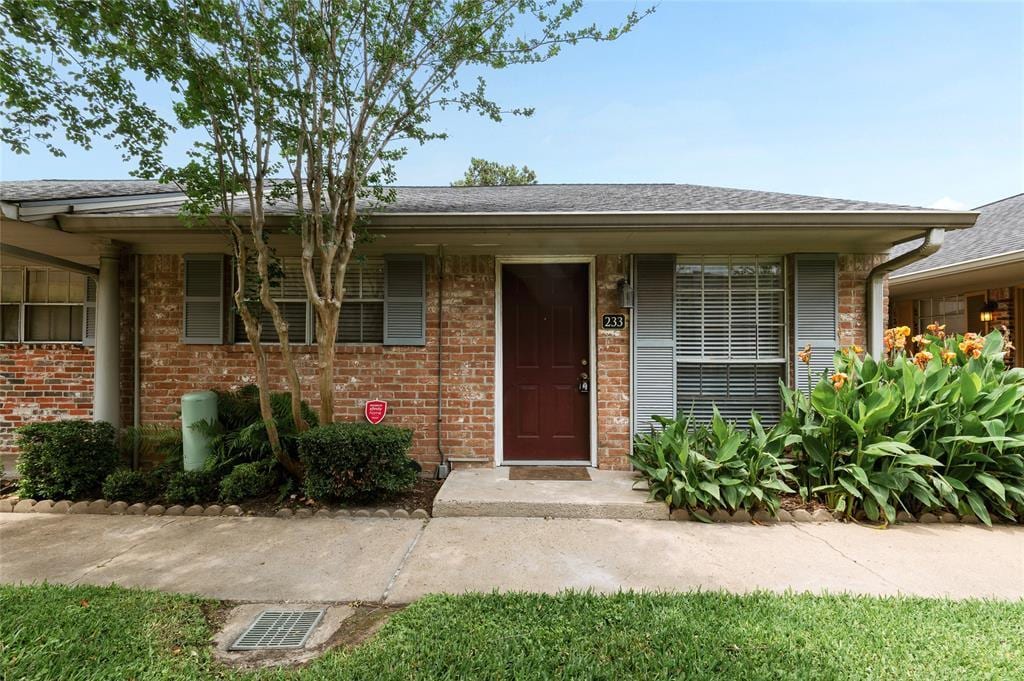 233 W Tri Oaks Ln in Houston, TX - Building Photo