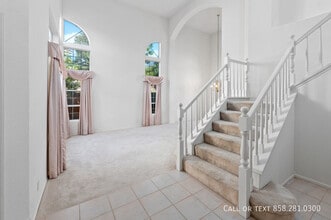 8238 Guppy Ct in San Diego, CA - Foto de edificio - Building Photo