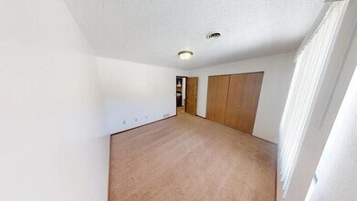 1727 N Grandview Ln in Bismarck, ND - Building Photo - Building Photo