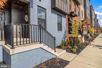 10046 American Pharoah Ln in Laurel, MD - Foto de edificio - Building Photo