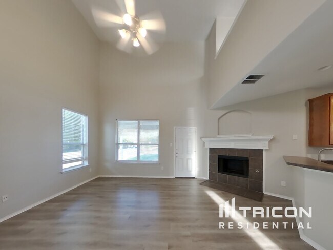 2032 Stephanie Ct in Aubrey, TX - Foto de edificio - Building Photo