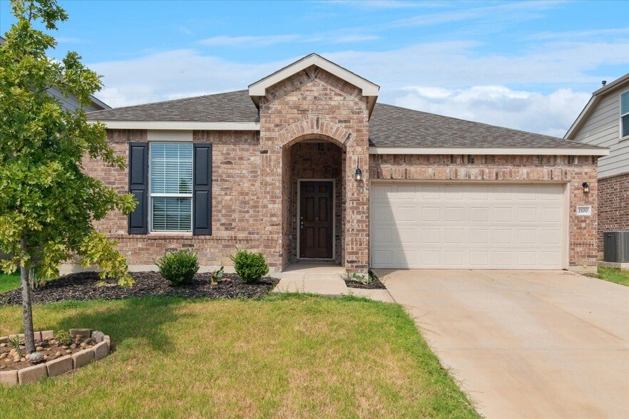 2100 Hummingbird St in Princeton, TX - Building Photo