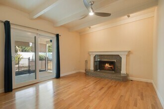 1055 Silver Lake Dr in Sacramento, CA - Building Photo - Building Photo