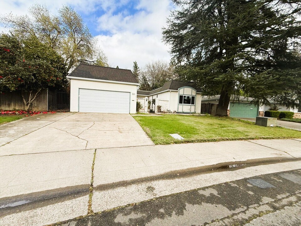 8414 Mediterranean Way in Sacramento, CA - Building Photo
