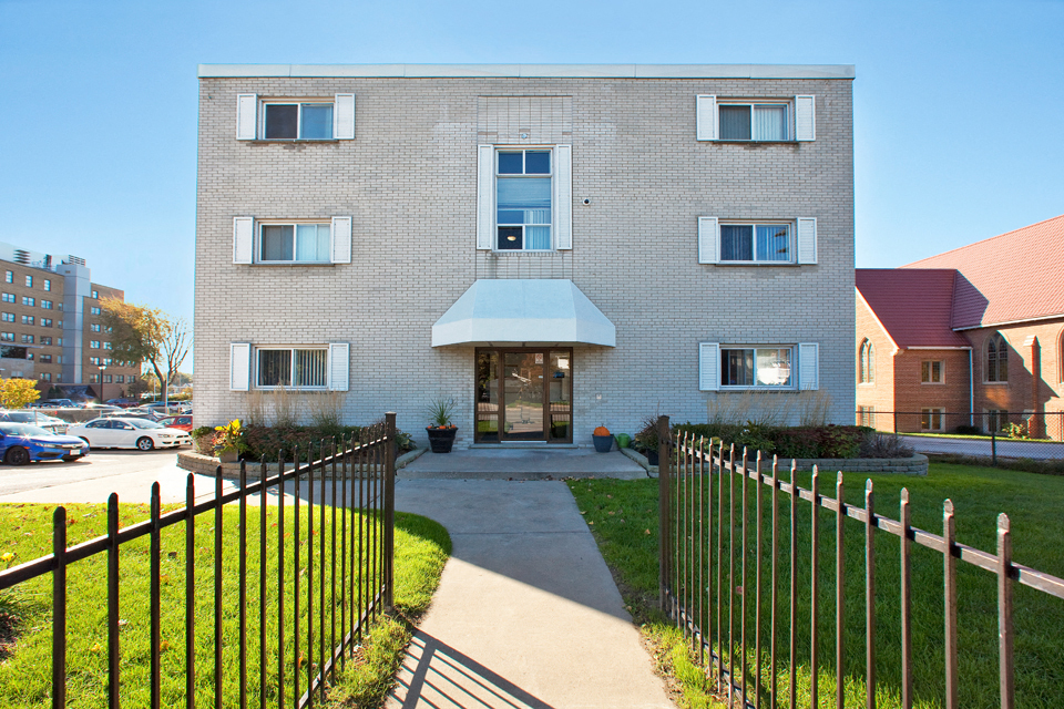 London Road Apartments in Sarnia, ON - Foto de edificio