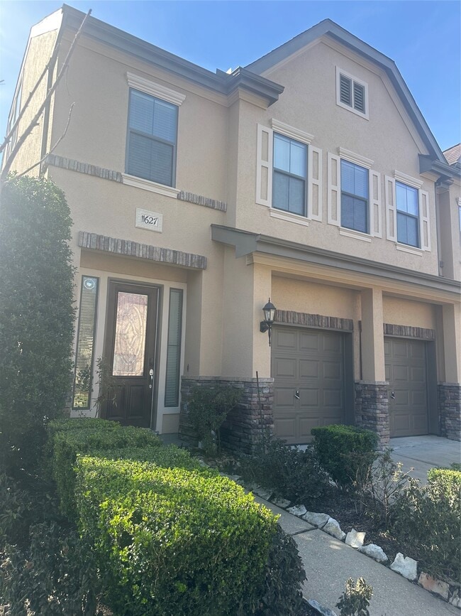 property at 11627 Royal Oaks Trce