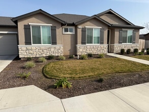 3242 Seymour St in Tulare, CA - Building Photo - Building Photo