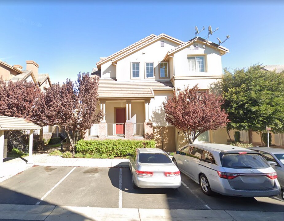 1061 Pearl Terrace in Union City, CA - Building Photo
