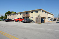 Chalet Apartments in Hialeah, FL - Foto de edificio - Building Photo