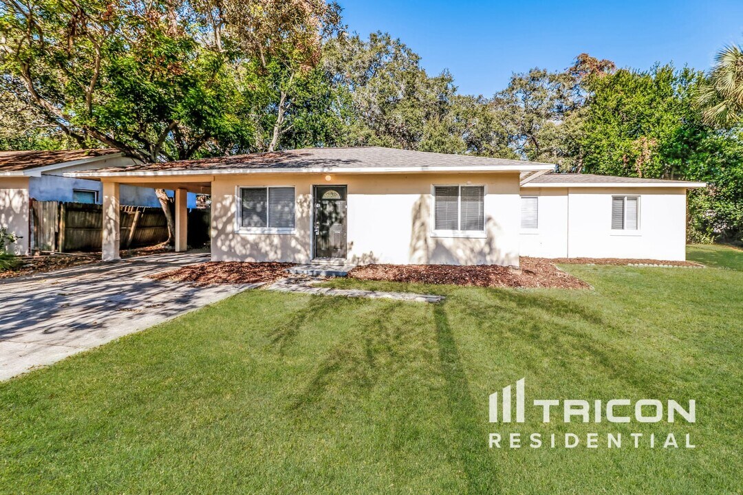 1260 N Sedeeva Cir in Clearwater, FL - Building Photo