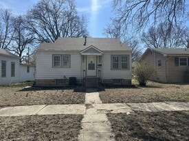 225 W 1st St in Junction City, KS - Building Photo