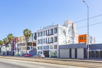 Washington 722 TOD in Los Angeles, CA - Foto de edificio - Building Photo