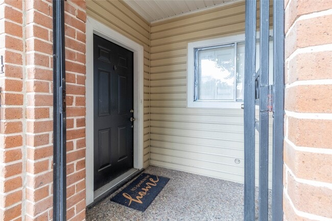 1404 Walnut Bend Ln in Houston, TX - Foto de edificio - Building Photo