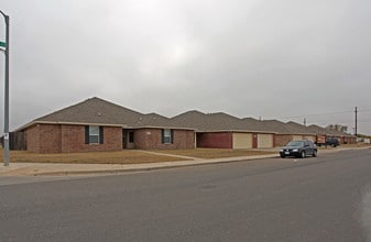 Village Townhomes in Lubbock, TX - Foto de edificio - Building Photo