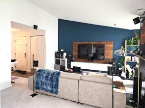 12510 109th Ct NE, Unit E304 in Kirkland, WA - Foto de edificio - Building Photo